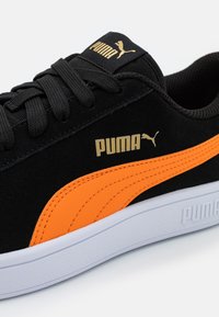 Puma SMASH V2 - Sapatilhas - black/vibrant orange/team gold