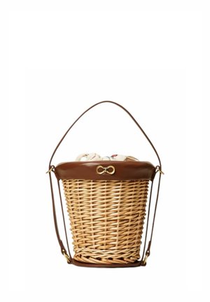 Borsa secchiello in vimini intrecciato con rifiniture in pelle marrone, chiusura a infinito dorata, parte superiore con coulisse in tessuto e tracolla in pelle regolabile.