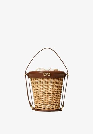 Borsa secchiello in vimini intrecciato con rifiniture in pelle marrone, chiusura a infinito dorata, parte superiore con coulisse in tessuto e tracolla in pelle regolabile.