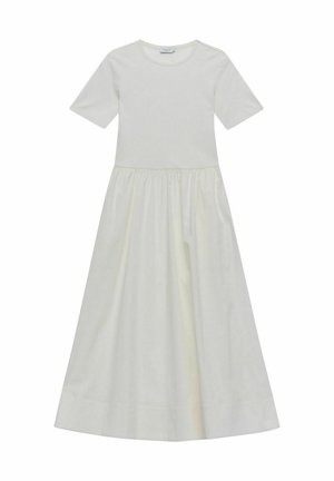 Vit klänning med kort ärm och rund halsringning, figursydd liv och flödande, volangkjol. Slät tyg med mjuk textur.