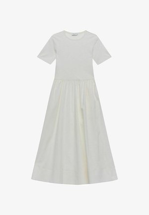 Vit klänning med kort ärm och rund halsringning, figursydd liv och flödande, volangkjol. Slät tyg med mjuk textur.