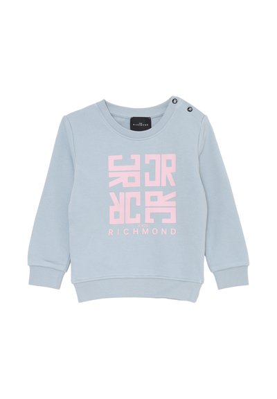 Felpa a maniche lunghe per bambini di colore azzurro chiaro con logo geometrico rosa "John Richmond" e due bottoni a pressione neri sulla spalla sinistra.