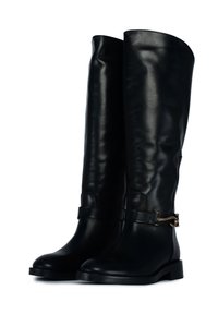 Stivali alti neri in pelle con una texture liscia, suola piatta e una fibbia d'accento dorata vicino alla caviglia. Design a punta arrotondata.