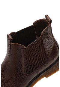 Bota de cuero marrón hasta el tobillo con acabado texturizado y paneles laterales elásticos. Presenta una construcción robusta y una suela de goma para mayor agarre.