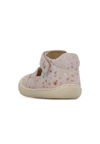 Rosa Wildlederschuh mit Herzmustern, Klettverschluss, abgerundeter Zeh, strukturiertes Sohlenmaterial und flaches Design. Ideal für Stabilität und Komfort.