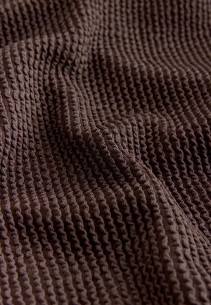 Braunes strukturiertes Gewebe mit einem gerippten Muster, das Falten aufweist, welche das gewebte Design sowie die weiche, angenehme Textur hervorheben.