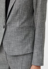 Grijze gebreide blazer met een slim fit, notch revers en een enkele knoopsluiting; voorzien van een zijzak en een gladde stof.