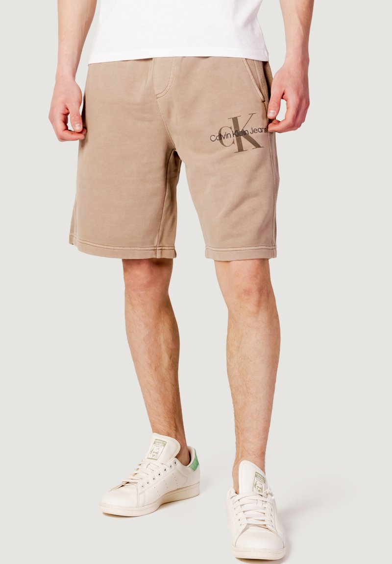 Calvin Klein Jeans MONOLOGO MINERAL DYE J30J322907ACI - Shorts - dark beige