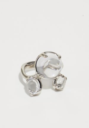 Sidabro žiedas su trimis skaidriais, ovaliais akmenimis, lygiais paviršiais, įstatytais į švarų juostos dizainą su blizgiu paviršiumi.