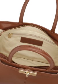 Geantă de mână din piele maro cu design structurat, prevăzută cu accesorii aurii, buzunare interioare cu fermoar și căptușeală din țesătură bej.
