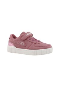 Różowe zamszowe sneakersy z białą gumową podeszwą i fakturowanymi akcentami. Posiadają okrągły czubek, sznurowane zapięcie z przodu oraz regulowany pasek dla lepszego dopasowania.