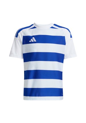 Sportowa koszulka z krótkim rękawem z naprzemiennymi grubymi niebieskimi i białymi poziomymi paskami oraz małym białym logo Adidas na piersi.
