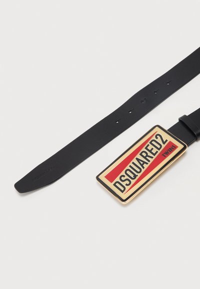 Μαύρη δερμάτινη ζώνη με ορθογώνια μεταλλική αγκράφα που φέρει το λογότυπο "DSQUARED2 TWINS" σε κόκκινες, μαύρες και εκρού αποχρώσεις.
