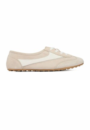 Beiger Wildleder-Sneaker mit weißem Seitenstreifen, weißen Schnürsenkeln und brauner, strukturierter Sohle, rechtsseitig auf weißem Hintergrund abgebildet.