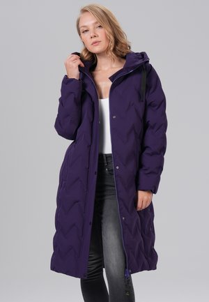 Manteau d'hiver long et violet en duvet avec un motif en chevrons, en matériau isolant, fermeture zippée et capuche réglable. Il est doté de poches latérales et de accents noirs contrastants.