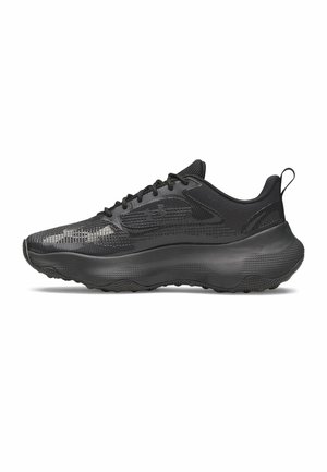 Zwarte sportieve sneaker met getextureerd bovenwerk, vetersluiting, dikke gevoerde zool en trekhaakje bij de hiel, gezien vanaf de binnenkant.