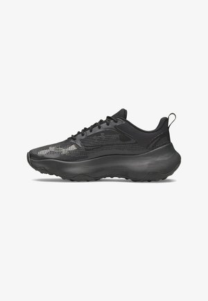 Zwarte sportieve sneaker met getextureerd bovenwerk, vetersluiting, dikke gevoerde zool en trekhaakje bij de hiel, gezien vanaf de binnenkant.