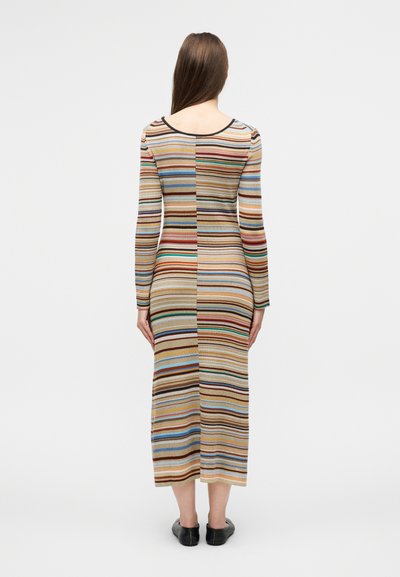 Πλεκτό φόρεμα με ρίγες σε διάφορα χρώματα, με μακριά μανίκια, μήκος  μέχρι τη μέση της γάμπας, με αντίθετα σχέδια και στρογγυλή λαιμόκοψη.