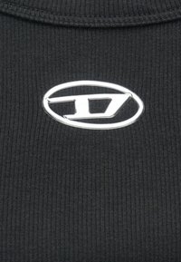 Fekete bordázott textil ezüst ovális logóval, közepén stilizált "D" betűvel, elegáns, modern dizájnnal.