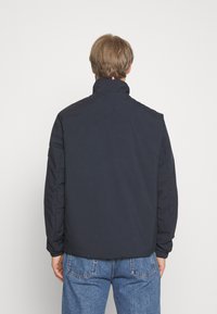 Tommy Hilfiger MIX MEDIA STAND COLLAR JACKET - Overgangsjakke - desert sky