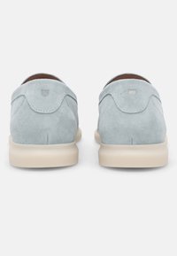 Lichtblauwe suède instapschoenen met een gladde afwerking, afgeronde achterkant en een beige rubberen zool. Heeft minimale stiksels en een subtiel logo.