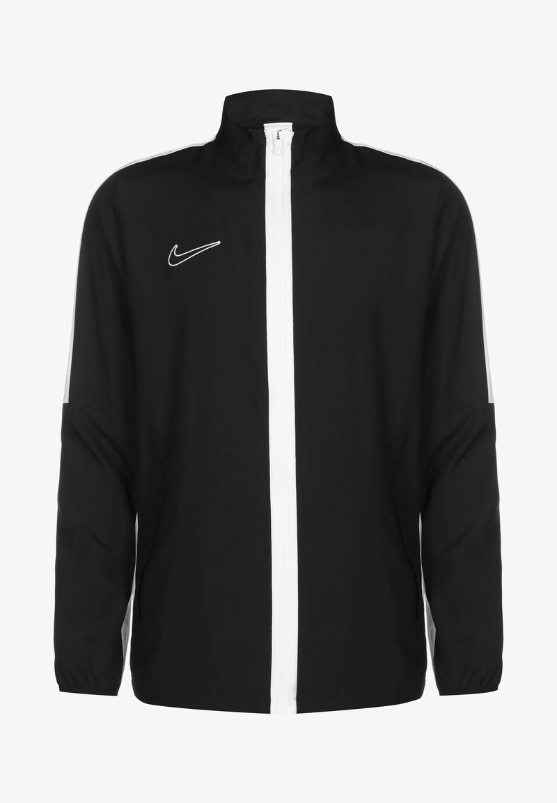Schwarze Jacke aus leichtem Material mit einem weißen Reißverschluss und seitlichen Streifen. Verfügt über einen hohen Kragen und ein Nike-Logo auf der oberen linken Seite.