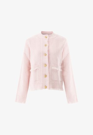 Hellrosa strukturierte Jacke mit langen Ärmeln, goldfarbenen Knöpfen vorne, zwei Vordertaschen mit fransigen Kanten und einem kurzen Kragen.