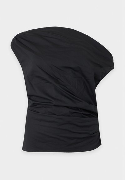 Top asymétrique noir à une épaule avec des fronces douces sur le côté, en tissu lisse.