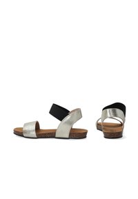 Metaalachtige zilveren leren sandalen met zwarte elastische band, kurken voetbed en gestructureerde rubberen zool. Open ontwerp met een minimalistische esthetiek.