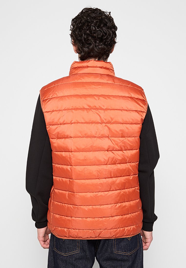 Padded Weste in leuchtendem Orange mit horizontalen Nähten, einem hohen Kragen und schwarzen Ärmeln. Glattes, glänzendes Material mit leichtem Design.