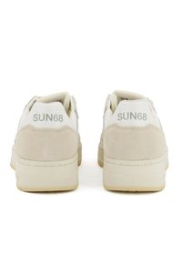 Weiße Sneakers mit beigen Wildleder-Akzenten. Verfügt über eine strukturierte Sohle und "SUN68"-Branding an der Ferse. Einfaches und modernes Design.