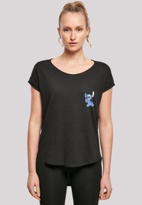 Camiseta negra de manga corta con un corte relajado, que presenta un personaje de dibujos animados azul impreso en la parte frontal. Tela suave y ligera.