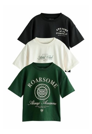 Trzy koszulki z krótkim rękawem i okrągłym dekoltem w kolorach czarnym, białym i zielonym, z nadrukowanymi motywującymi tekstami oraz grafiką tygrysa na zielonej koszulce.