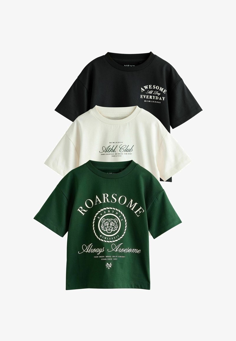 Trois t-shirts à manches courtes et col rond en noir, blanc et vert avec un texte motivant imprimé et un motif de tigre sur le t-shirt vert.