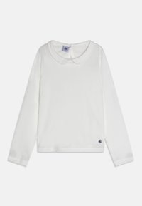 Weißes Langarmshirt mit rundem Kragen, aus weichem Material gefertigt, mit einem kleinen Logo-Akzent am Saum und Knopfverschluss im Rücken.