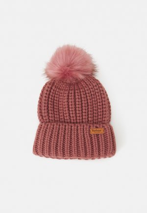 Bonnet tricoté épais de couleur rose avec un grand pompon duveteux et une petite étiquette en cuir marron portant l'inscription "Barbour" sur le revers.