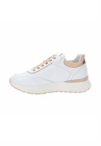 Baskets blanches avec des accents roses, bout rond et dessus en cuir texturé. Présentent une semelle et des lacets beiges, avec un détail métallique au talon.