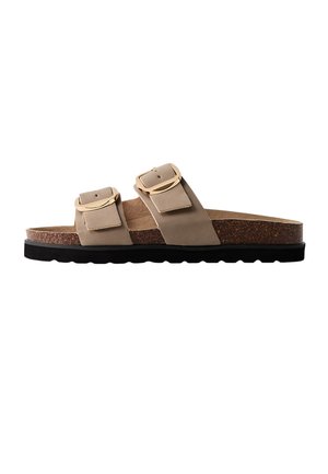 Beige open-toe slippersandaal met twee verstelbare riemen met gouden gespen, kurken voetbed en zwarte geribbelde zool.