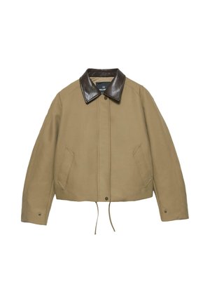 Giacca beige con colletto in pelle marrone scuro, chiusura frontale con bottoni, due tasche oblique, maniche lunghe e coulisse all'orlo.