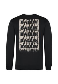 Zwarte sweater met een groot herhaald "BALLIN" grafisch ontwerp in een verweerd witte lettertype op de achterkant, met ribbelboorden aan de mouwen en de nek.