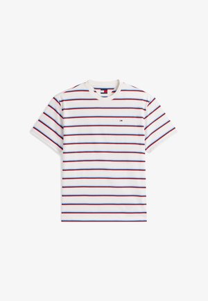 T-shirt blanc à manches courtes avec des rayures horizontales rouges et bleues, col rond, et un petit logo rectangulaire sur la poitrine gauche.