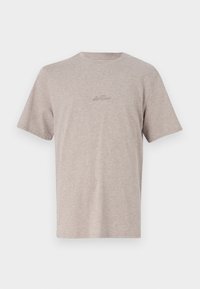 Beige kortermet t-skjorte laget av myk stoff, har rund hals og en subtil brodert logo på brystet.