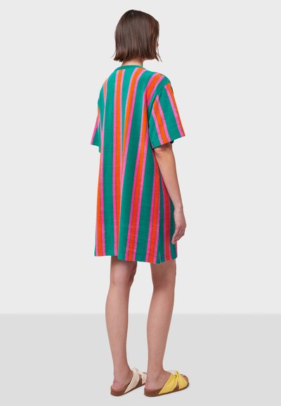Haljina s višebojnim prugastim uzorkom koja sadrži vertikalne linije zelene, ružičaste i narančaste boje. Kratak rukav, širok kroj i dužina do sredine butina.