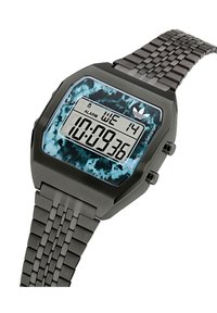 Montre numérique avec un bracelet en métal noir et un cadran rectangulaire. Présente un fond abstrait bleu, un afficheur LCD clair et trois boutons latéraux.
