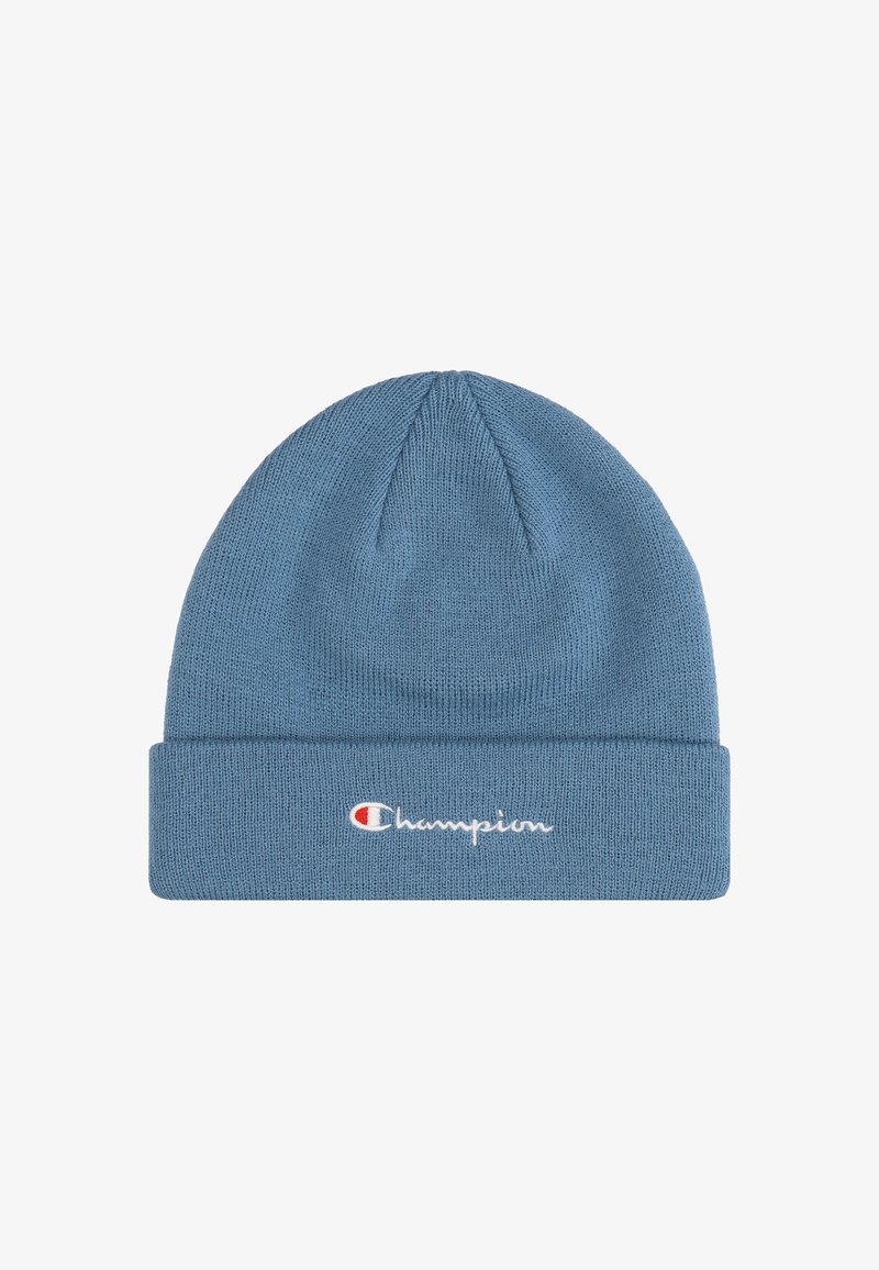 Berretto lavorato a maglia blu con orlo a coste, caratterizzato da un logo "Champion" ricamato in bianco e un piccolo accento di rosso nel design del logo.