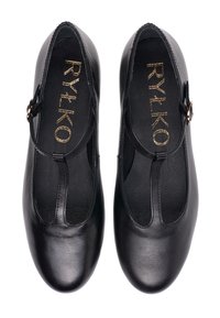 Mustad nahast kingad ümarate varvastega, t-rihmaga ja kuldsete detailidega. Sile tekstuur, sisemine logo ja turvaline pandlaga kinnitussüsteem.