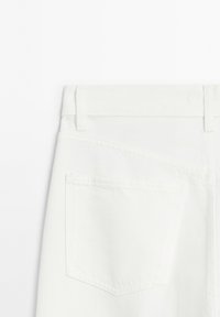 Jeans in denim bianco caratterizzati da una texture liscia, vita standard e una singola tasca posteriore con un semplice design cucito.