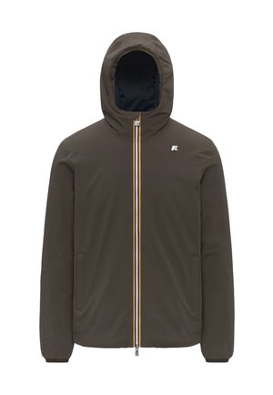 Giacca isolante marrone con cappuccio, caratterizzata da una zip frontale con dettagli gialli e bianchi, tasche laterali e un logo sul petto.