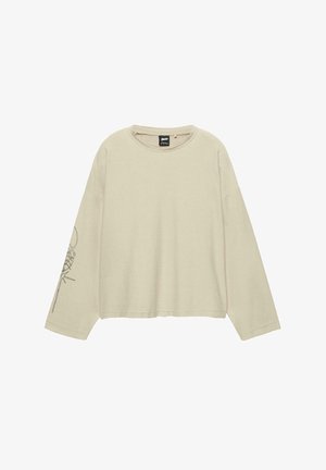 Krém színű hosszú ujjú felső, kör alakú nyakkivágással, leejtett vállakkal és botanikai mintás grafikával a bal ujján.