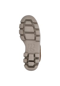 Suela de bota marrón con goma texturizada para agarre, presentando un diseño de banda de rodadura con patrón y una marca moldeada. Contraste de color entre marrón y beige.